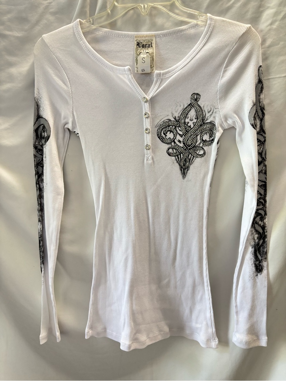 VOCAL Y2K White Ribbed Henley Top Fleur De Lis Rhinestone Angel Wings Small